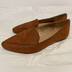 Comfy and cute suede pointed toe flats.